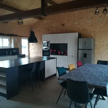 Fermette Renovee Spacieuse, Calme Et Lumineuse * Le Vigeant